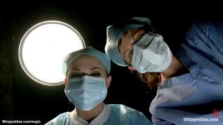 Привязанная ва бо кляпом дар даҳони дар тиббии кресле пациентка brunette лесбиянка Кассандра Никс аст, ки дар ҳокимияти доктори дар латексе Chanel s corner, ва он гоҳ отшлепана дар подвешенном қодир аст.