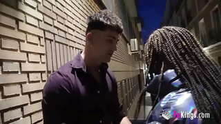 Brunett exhibitionist får borras med en kåt snubbe