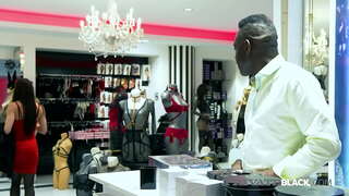 Lijepa Rachel li adjani dobije novi donji veš u BBC Eddy Blekstounu je seksi prodavnicu &amp;amp; završava u vruće analni sastanak sa mokrom BJ, vibrator u njeno dupe i svršavanje! Pun Flik &amp;amp; 1000s Više u PrivateBlack.com!