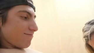 Mlad tip staje jedan excelent deepthroat od plavuša MILF