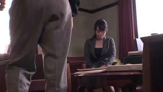 Ładny japoński biurowy anioł oferuje sex oralny szefowi, zanim jej mokre majtki i zobacz spermę od Hugh