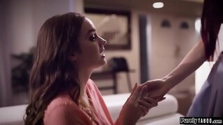 Teen cambia rapidamente, l&#039;ora della riunione di oggi il suo sis ha con una ragazza che ha incontrato online.Lei si altera se stessa per assomigliare a lei, sis e spettacoli ifo suo date casa.Lei manipola la ragazza in sesso