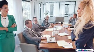 Tetun mil empresa bai kabes di kabes pa un boardmeeting.Di otro hende di negoshi ta sali ta mas rápido e mei.Finalmente, e mil tin e espasio pa ta nan mes i nan famianan na sunchi i laman kada un di e otro