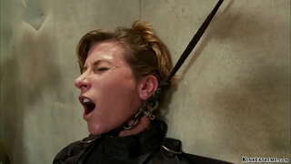 Δεμένο μελαχρινή MILF σκλάβος Ariel X καρφώθηκε σε φωτίζοντας τραπέζι, στη συνέχεια, αλυσοδεμένος παίρνει πρωκτικό πατήσαμε με το δονητή σε ένα ραβδί στα χέρια του master Ορλάντο